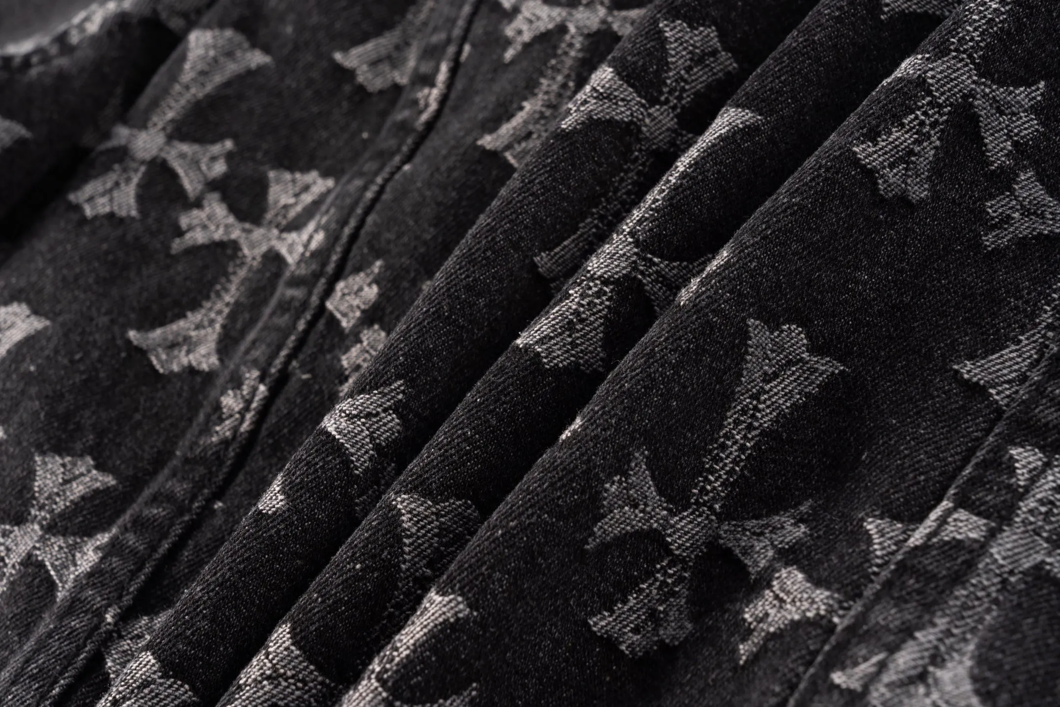 P240 Chrome Hearts double-sided heavy-duty denim jacket with LOGO jacquard and dark pattern printed all over. The same style as the Internet celebrity star. The cross-printed denim jacket has a unique cross design element and all-over printing, which is full of design. It is made of 100% denim cotton fabric with heavy coarse yarn count, which ensures a stiff and tough silhouette while being soft, comfortable and breathable. The lapel is designed with silver buttons and is full of texture. The classic white cross logo is all over the dress, making it a perfect versatile style for spring and summer! Customized jacquard fabric, you can wear it in various styles. This gender-neutral shirt is a must-have for nightclubs. It can be worn as a jacket for both men and women. It can be easily worn by both men and women! The original loose version is made of high-quality pure cotton fabrics. The fabric pattern is high-definition and delicate without burrs. It is comfortable and breathable to wear. All the buttons are molded and customized. It is casual and fashionable and can be matched with any bottoms. It can be windproof and sunproof in spring and summer. It can be worn outside in autumn and winter! Easily concave shape makes you look slimmer and taller, perfect for both men and women! Style number: 1649# Color: Black Size: S M L XL